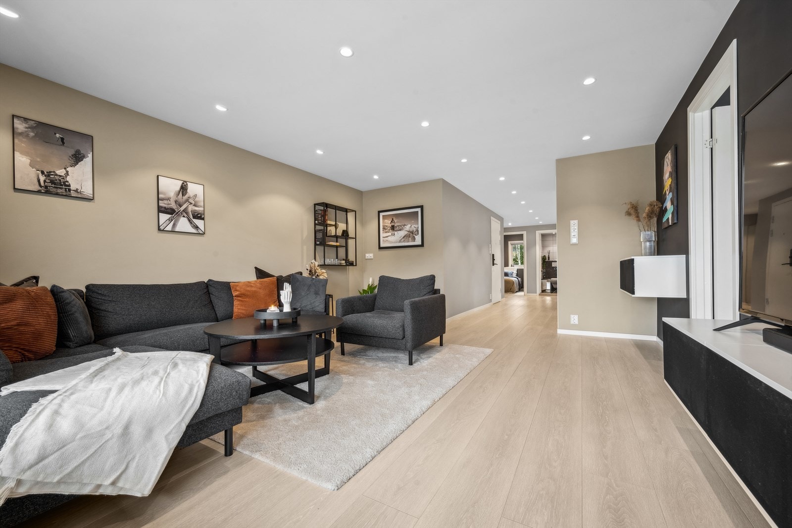 En lun og god stue, godt belyst med downlights. Galleribilde