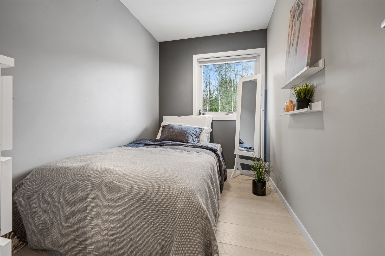 Ett mindre soverom/gjesterom, plassert ved entreen. Galleribilde