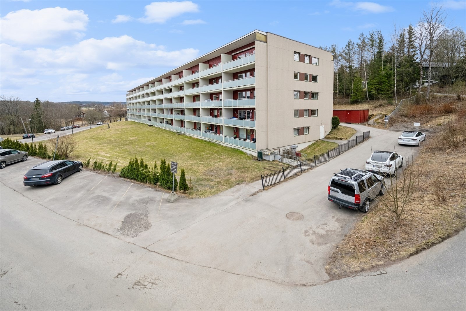 Leiligheten ligger i 3.etasje på enden med gode lysforhold. Galleribilde