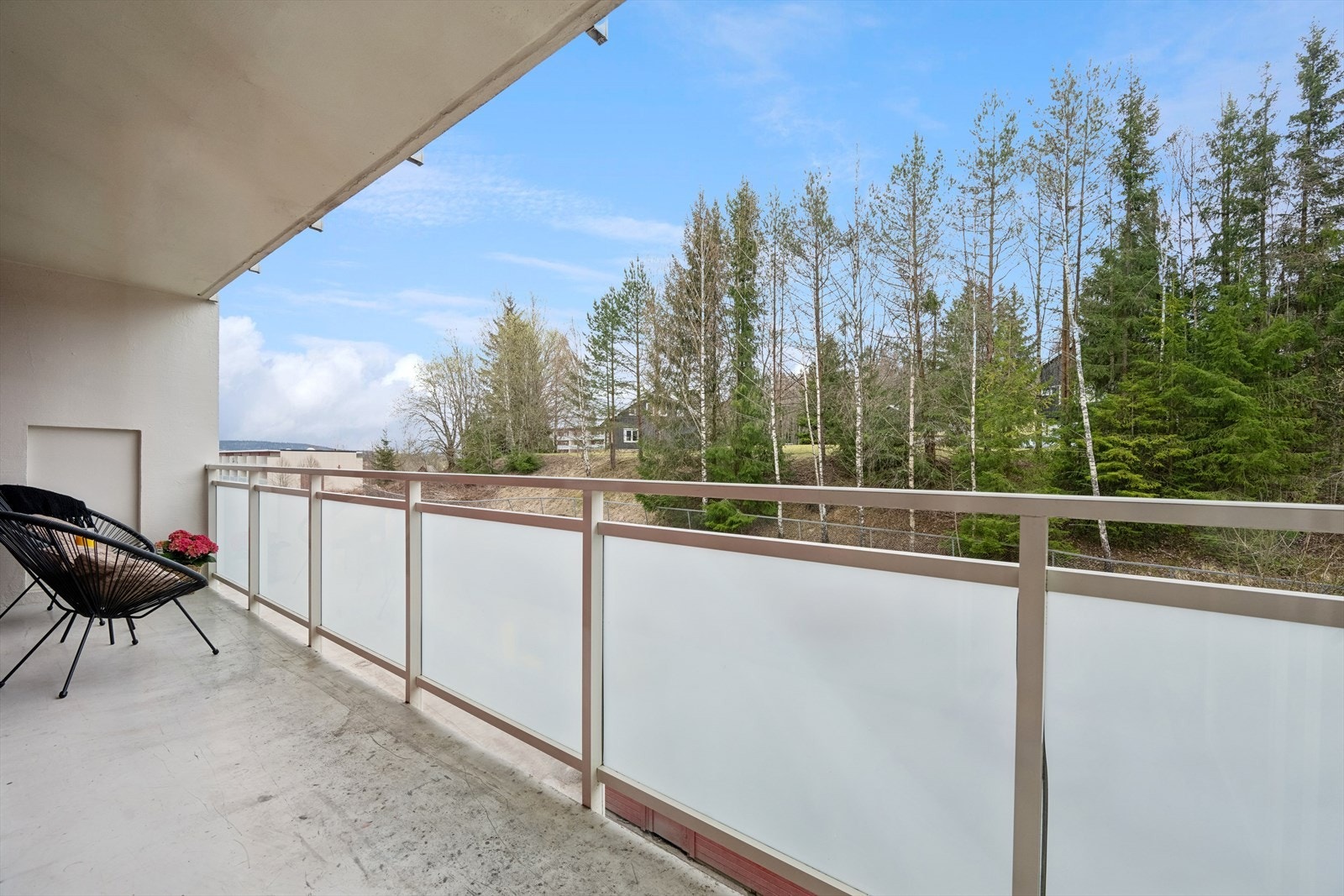 Herlig overbygget balkong med utgang fra kjøkkenet. Galleribilde