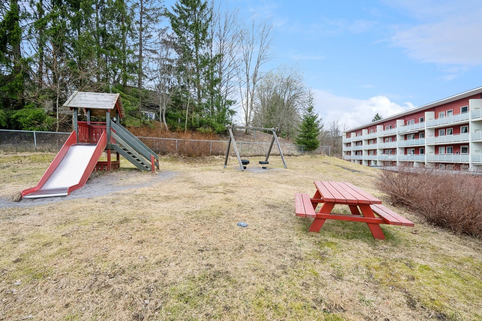 Koselige fellesområder med benker og lekestativ. Galleribilde