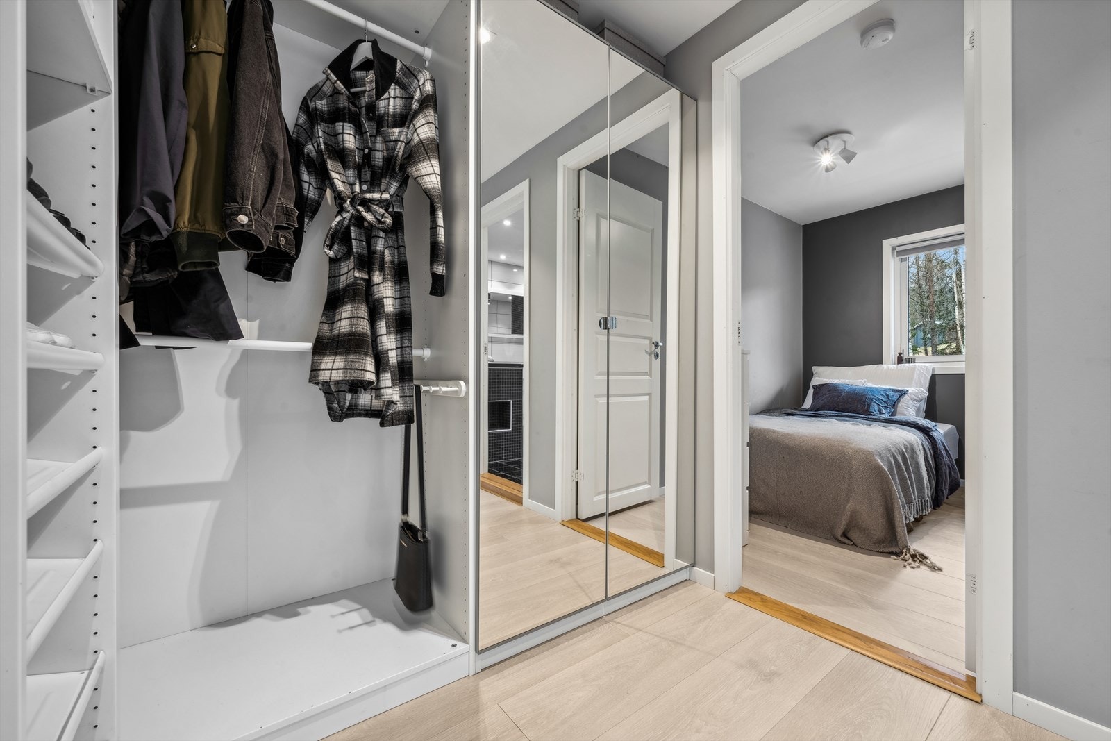 Det er godt med oppbevaringsplass i entreen med tilpasset garderobeløsning. Galleribilde