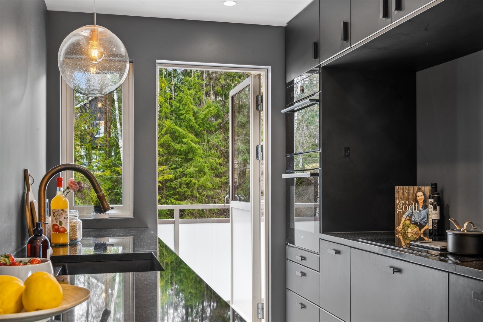 Kjøkkenet har integrert ovn og kombi ovn/micro. Galleribilde