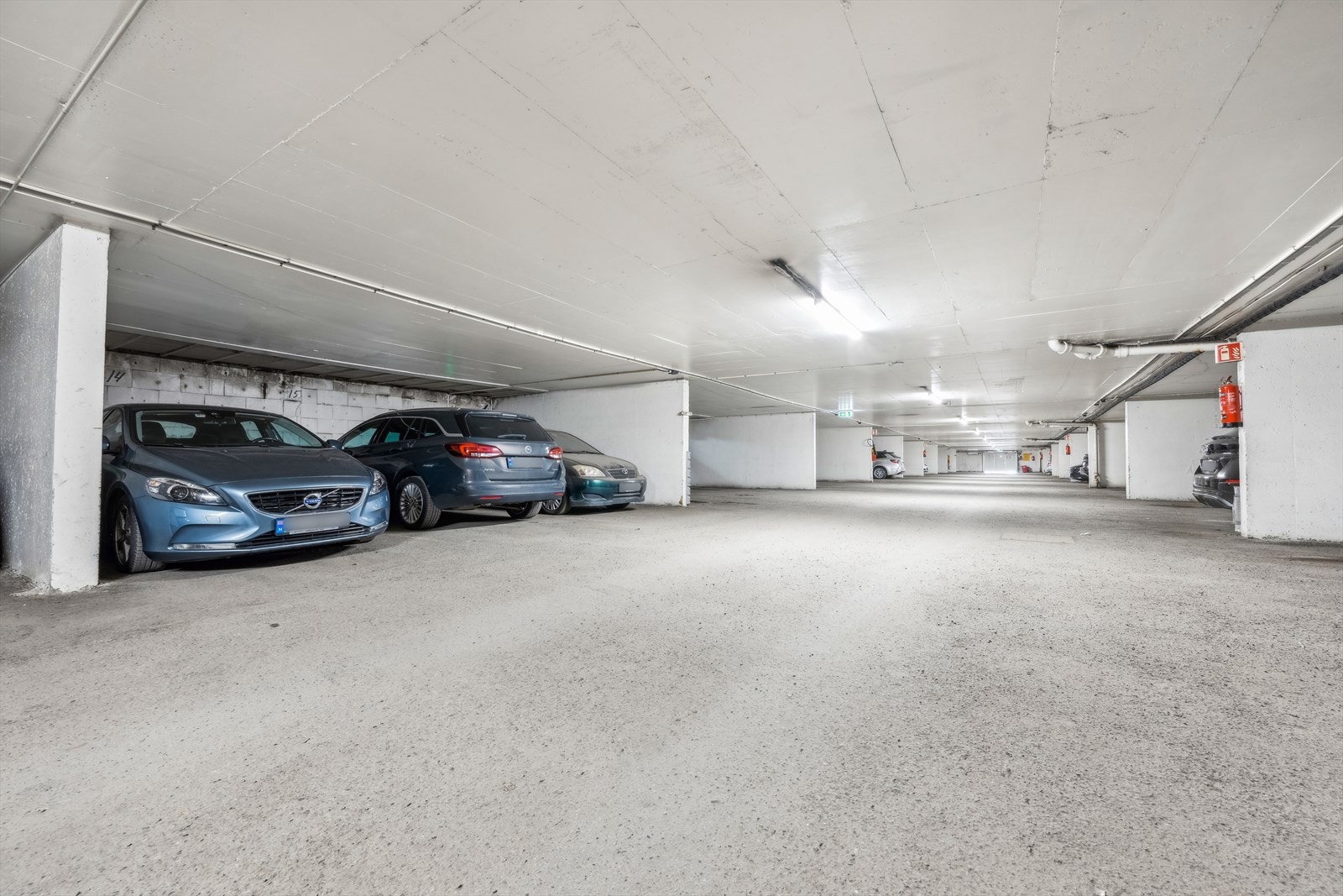 Biloppstillingsplass i felles avlåst garasjekjeller, plass nummer 14. Mulighet for el-bil lader. Galleribilde