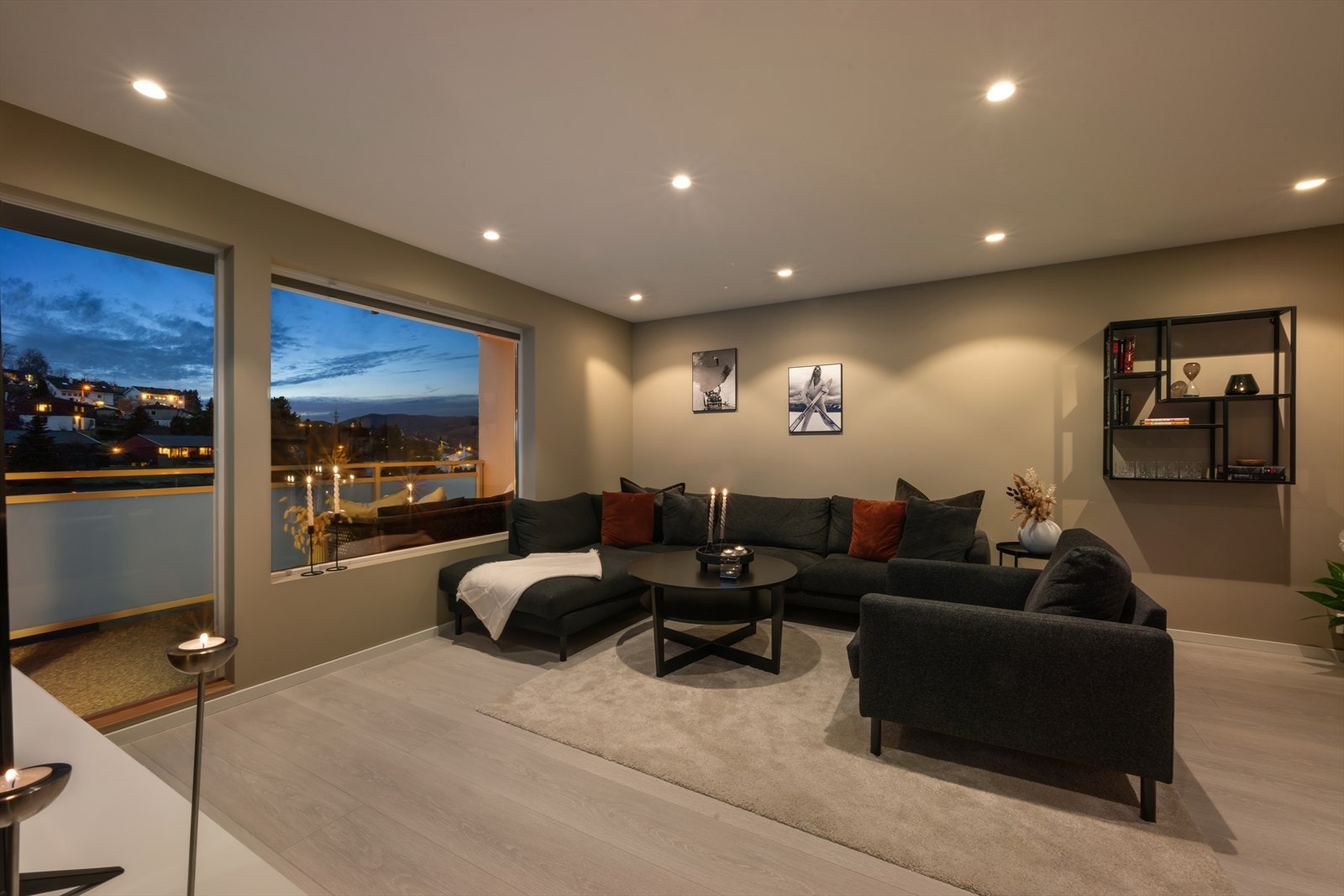 Herlig kveldsstemning med vakker himmel utenfor. Galleribilde