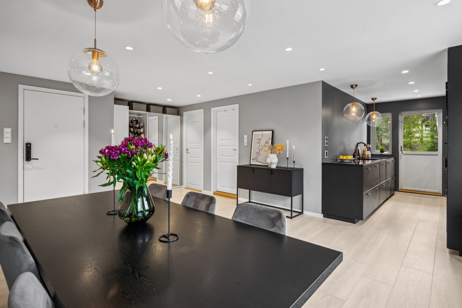 En meget romslig plass for spisebord. Galleribilde