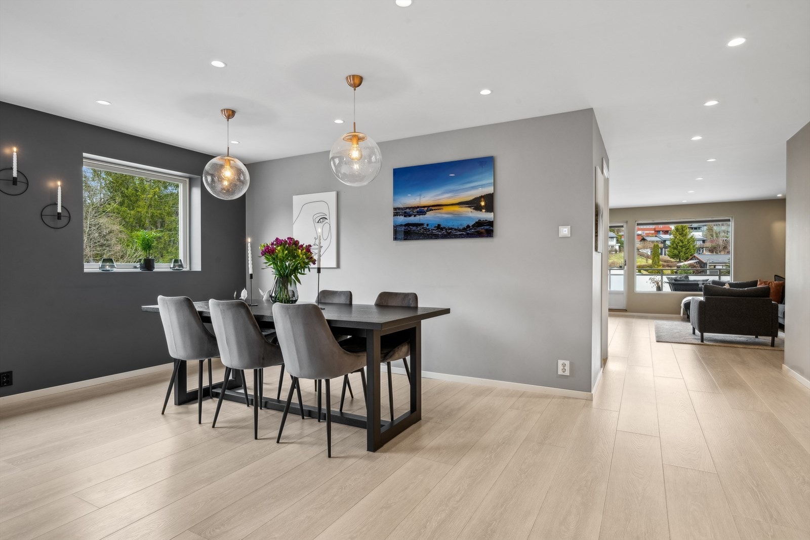 Fra spisestuen er det naturlig adkomst videre til stuen. Galleribilde