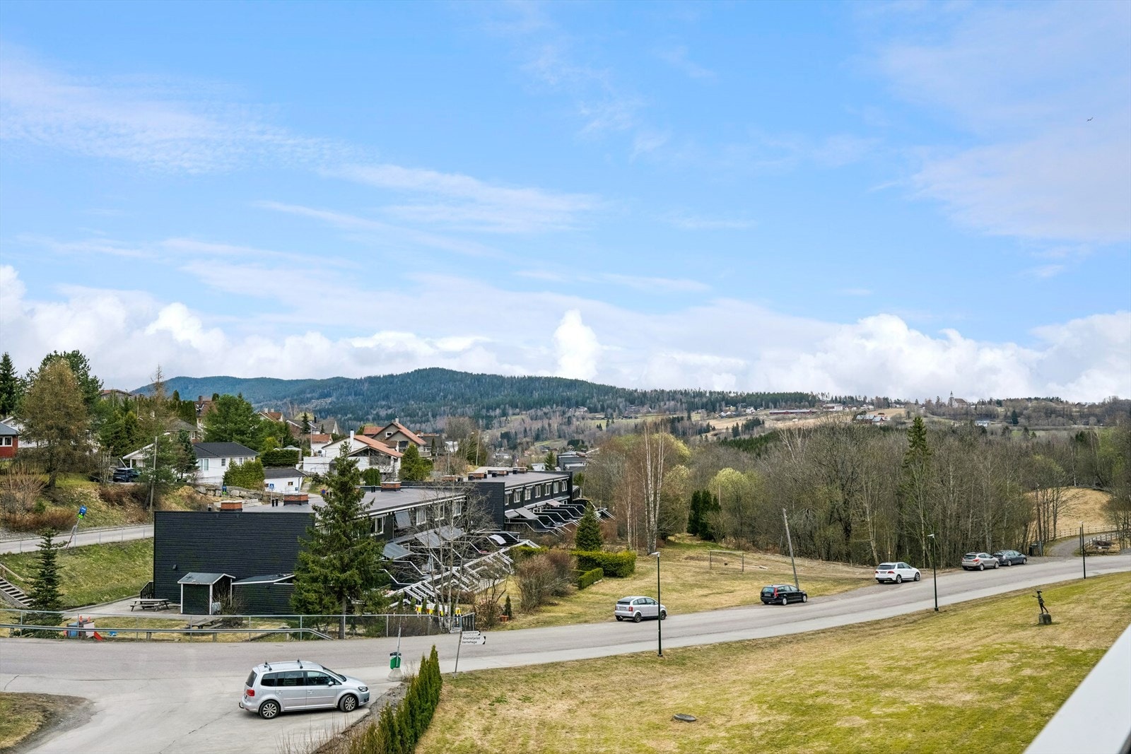 Utsikt over nærområdet og skogkledde åser. Galleribilde