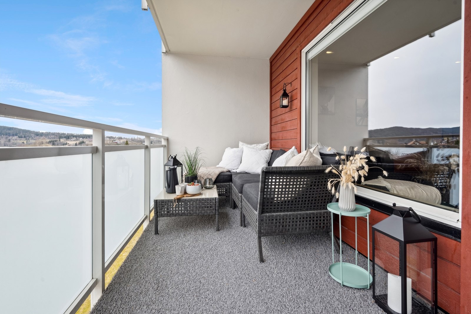 Nydelig balkong med fin utsikt over nærområdet. Galleribilde