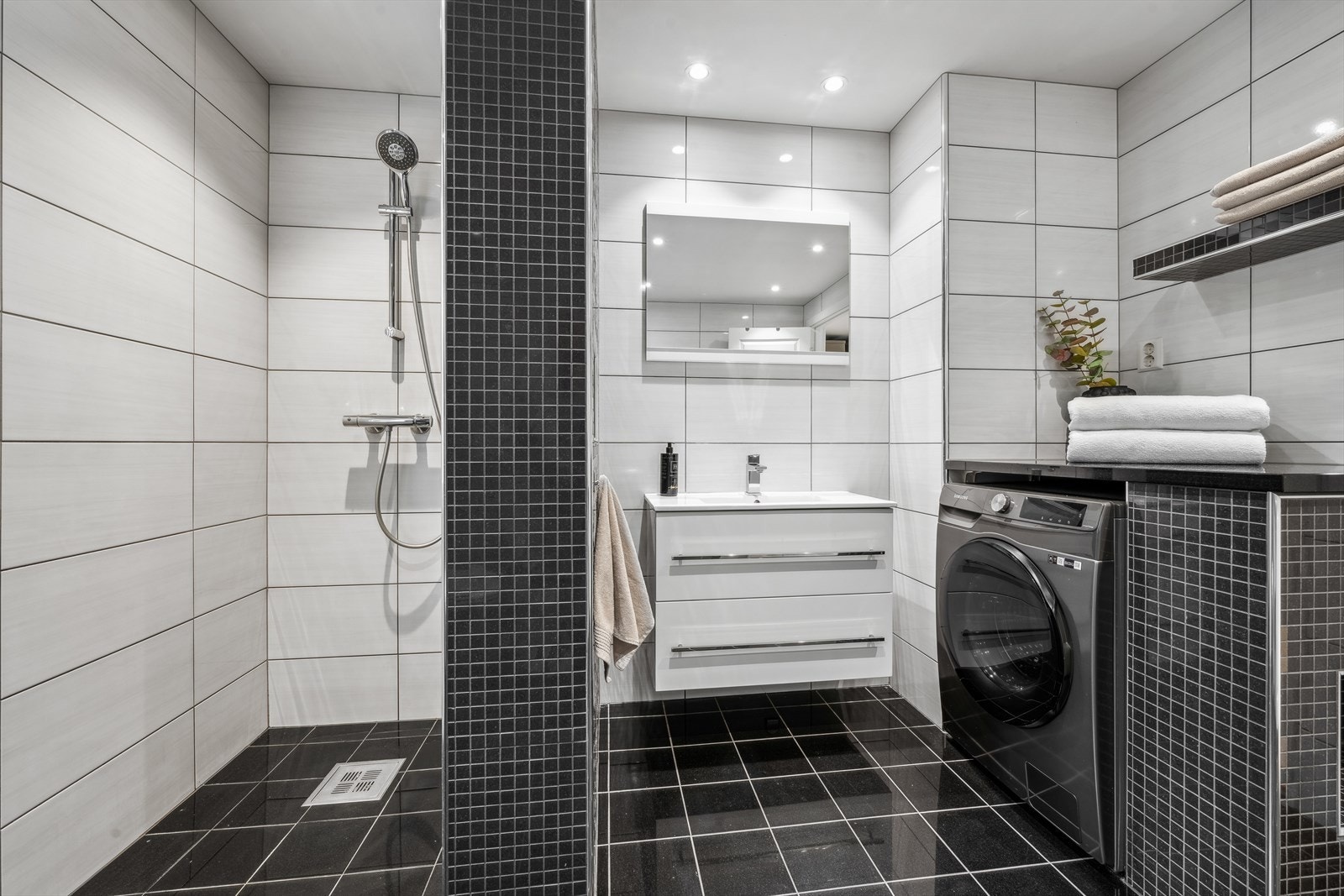 Romslig dusjnisje med integrert oppbevaringshylle. Galleribilde