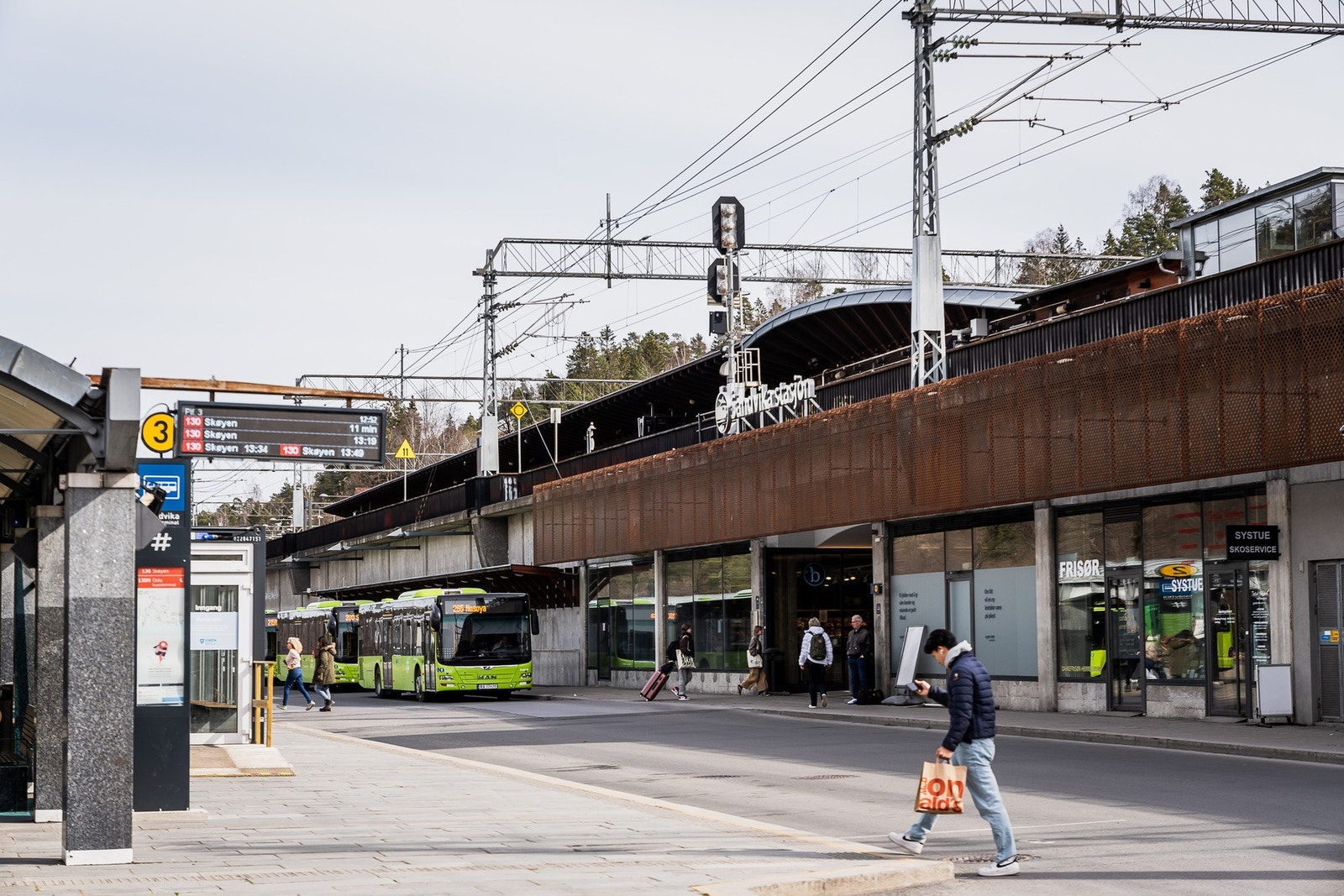 Nærhet til bussholdeplasser og togstasjon. Galleribilde