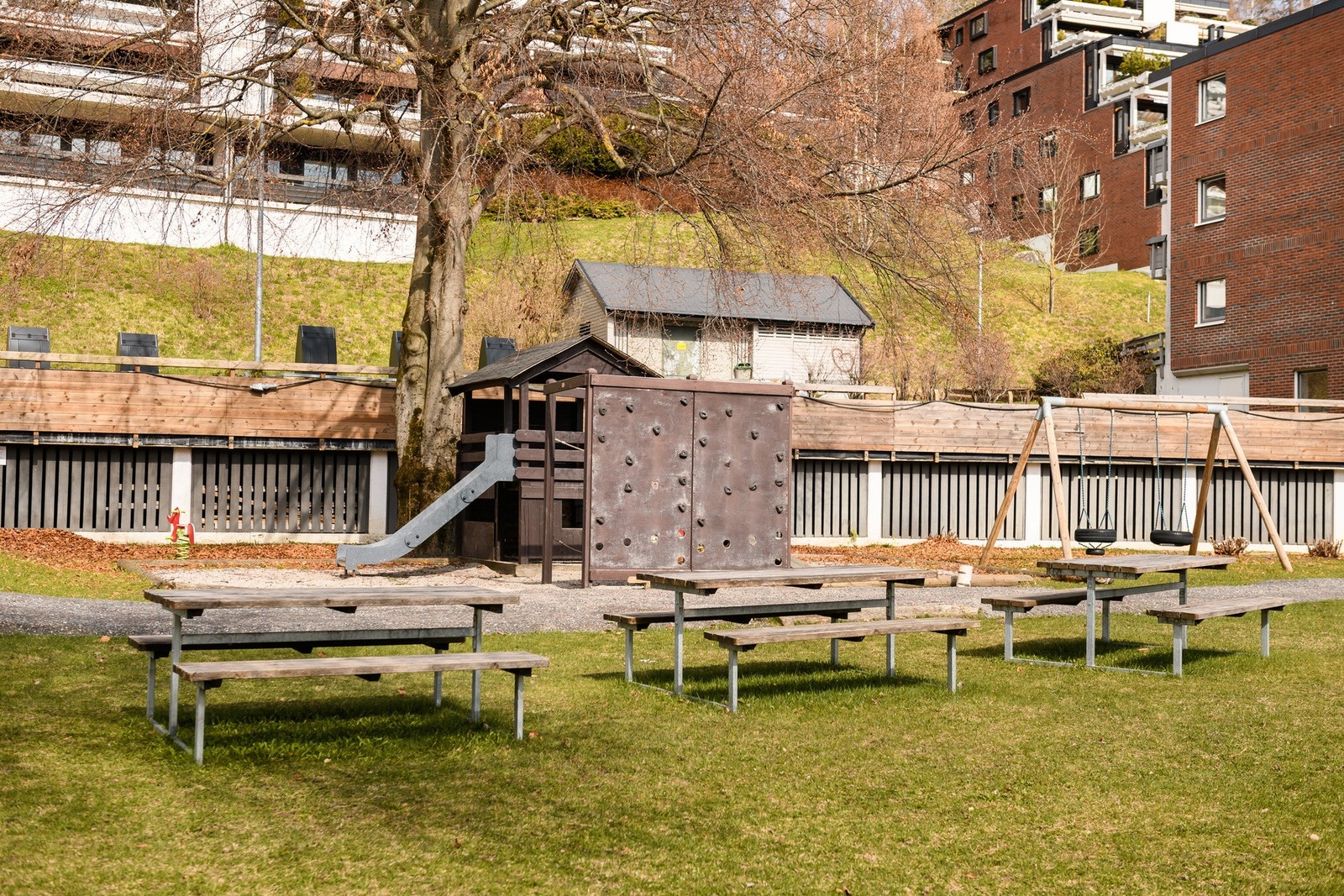 Sittegrupper og lekestativer på fellesområdet. Galleribilde