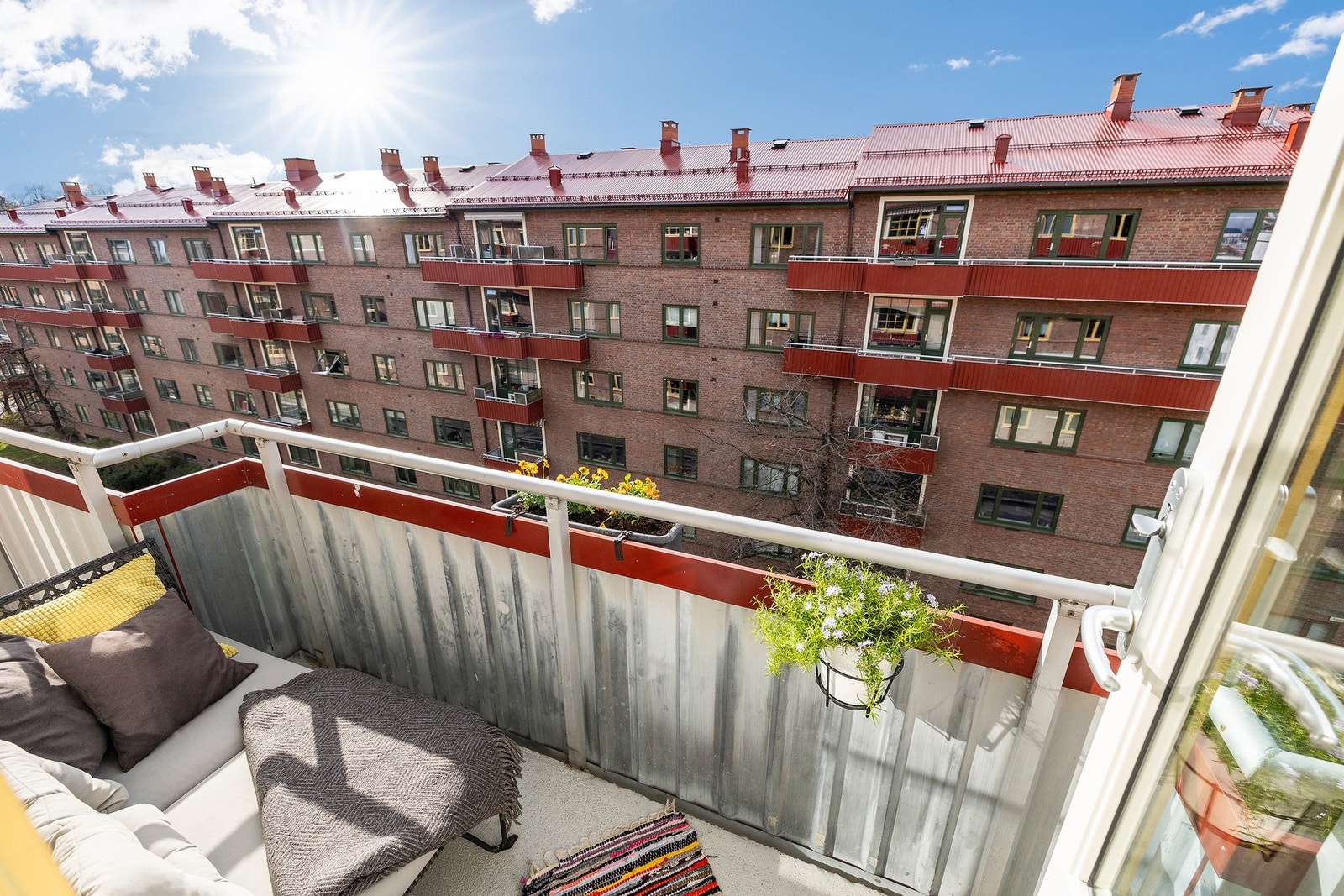 Her kan du virkelig nyte å bo i toppetasjen med hyggelig utsikt og sol hele kvelden! Galleribilde