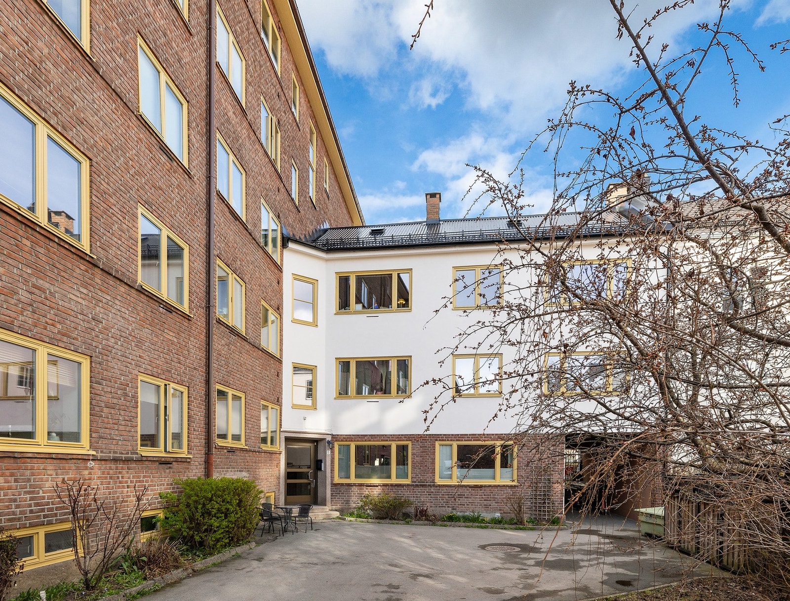 Borettslaget har flotte fellesarealer opparbeidet med gangarealer, beplantning, utelys, grill og flere sittegrupper. Galleribilde