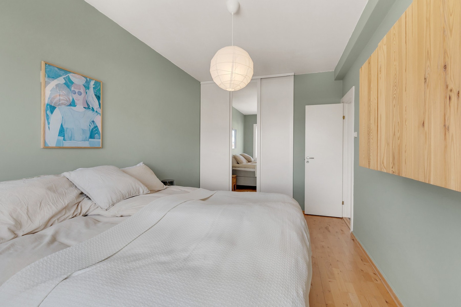 God lagringsplass i innebygd skyvedørsgarderobe. Galleribilde