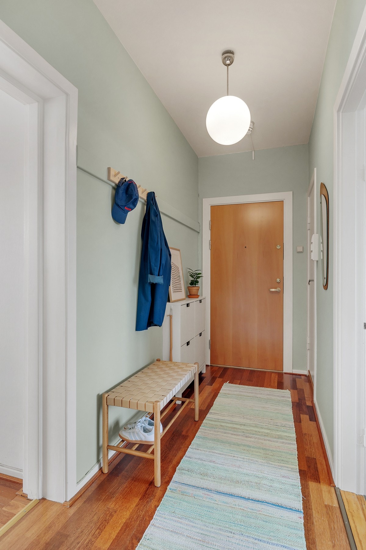 Du ønskes velkommen inn i en lys og praktisk entré. Galleribilde