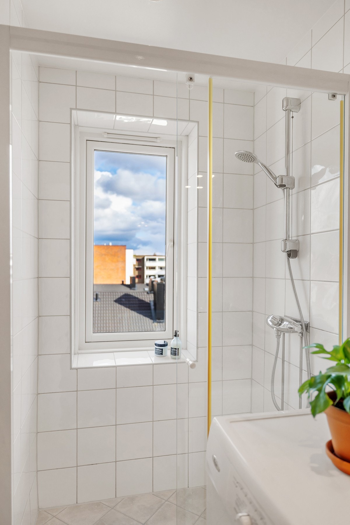 I dusjsonen er det et vindu som gjør badet lyst og hyggelig. Galleribilde