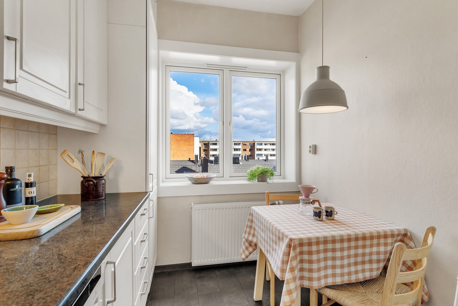 Plass til hyggelig spisebord også på kjøkkenet. Galleribilde