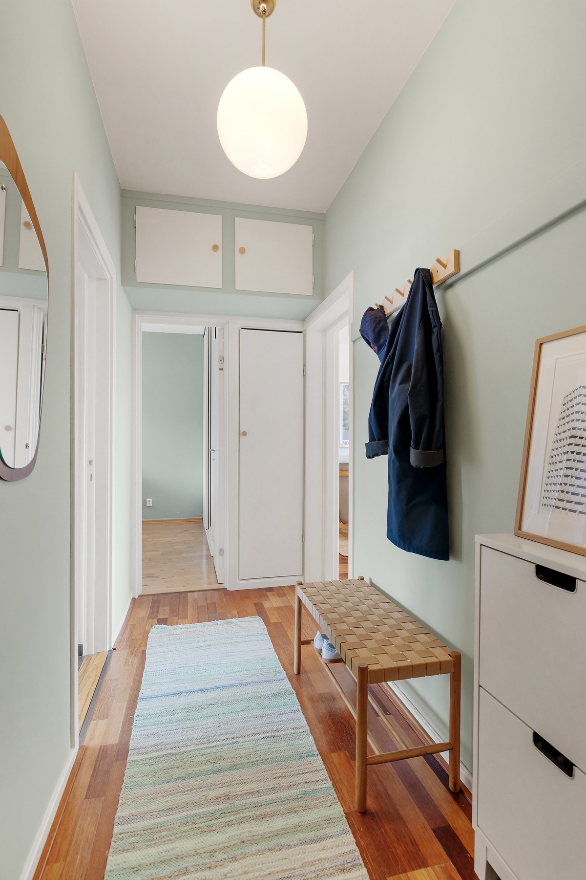 God oppbevaringsplass i romslig plassbygget skap, samt ytterligere plass til oppheng, skoskap eller kommode. Galleribilde