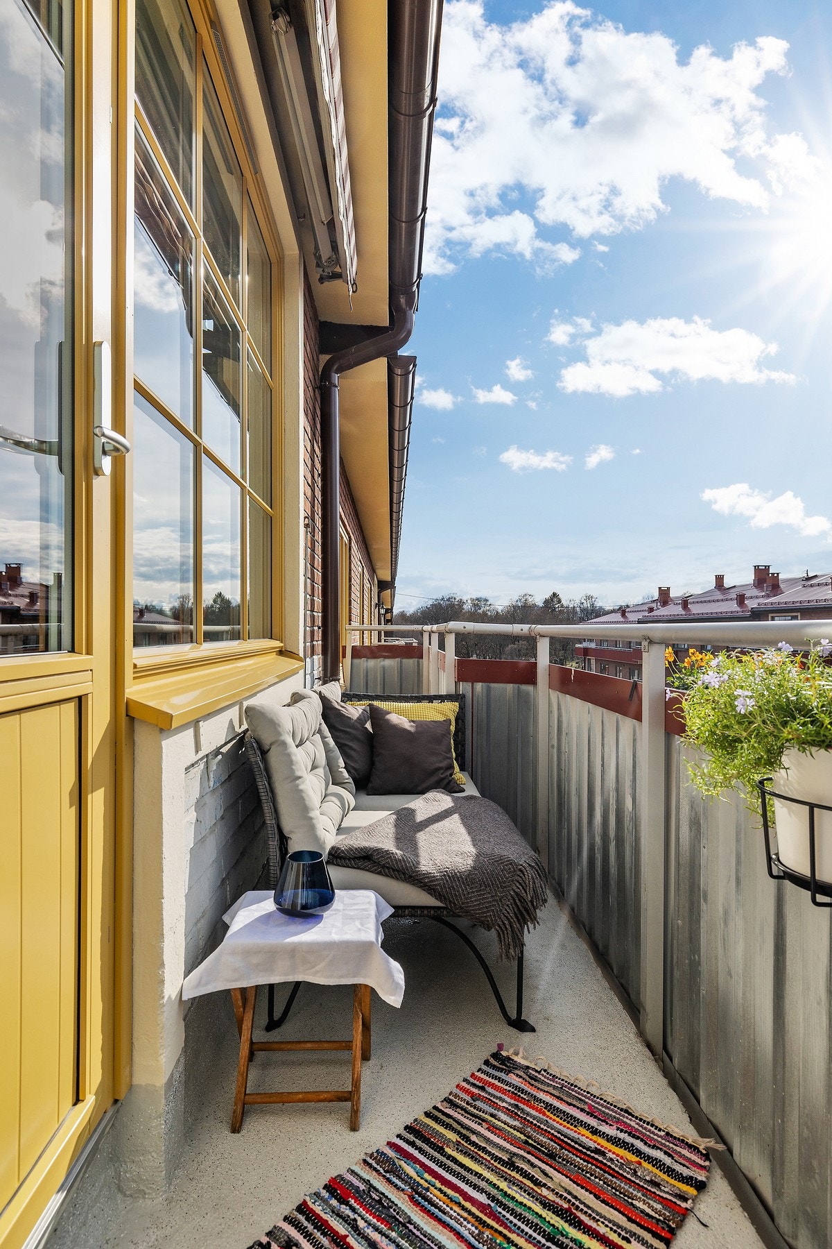 Fra stue er det adkomst til en nordvestvendt, felles brannbalkong med gode solforhold. Galleribilde