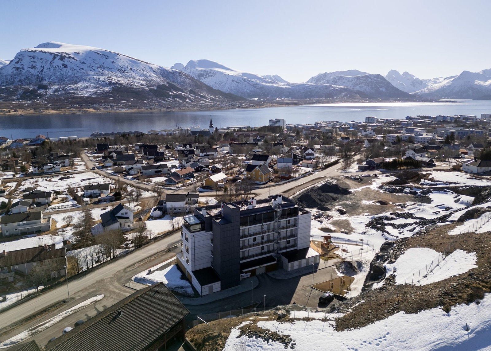 Bygget sett fra lufta og nærområdet rundt. Det er ca. 1 km til Sortland sentrum. Galleribilde