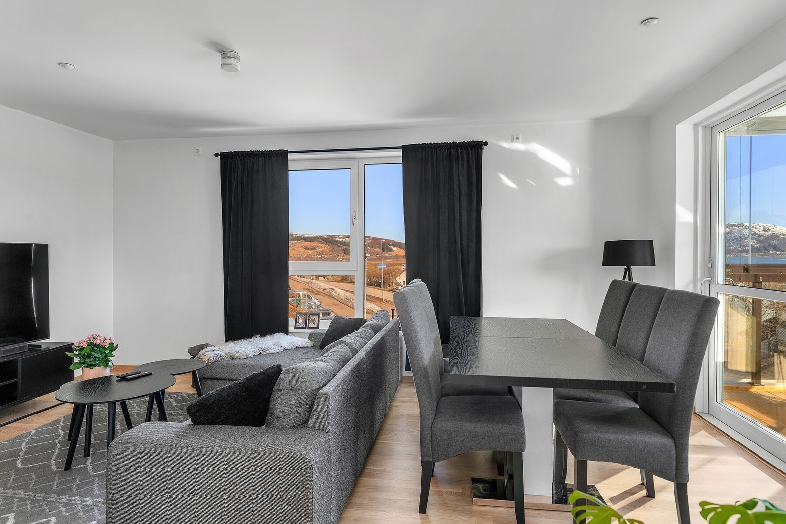 Her får du plass til møblering av både sofakrok og en spisestue med plass til flere. Galleribilde