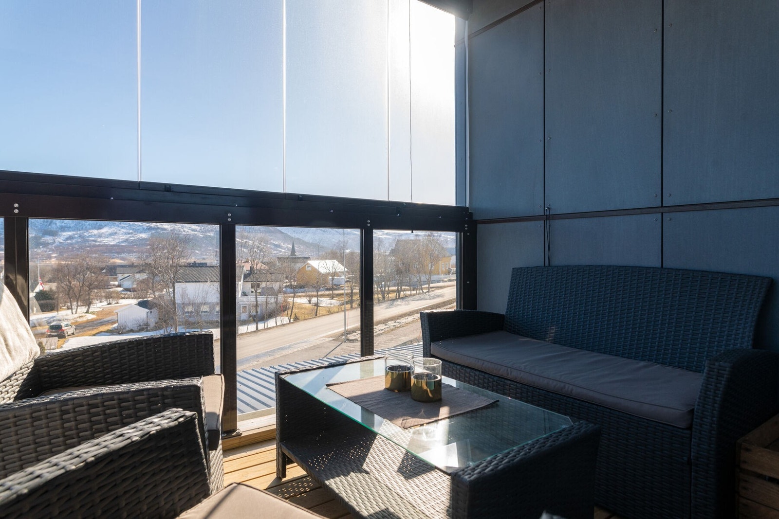 Det er plass til møblering av diverse hagemøbler. Galleribilde