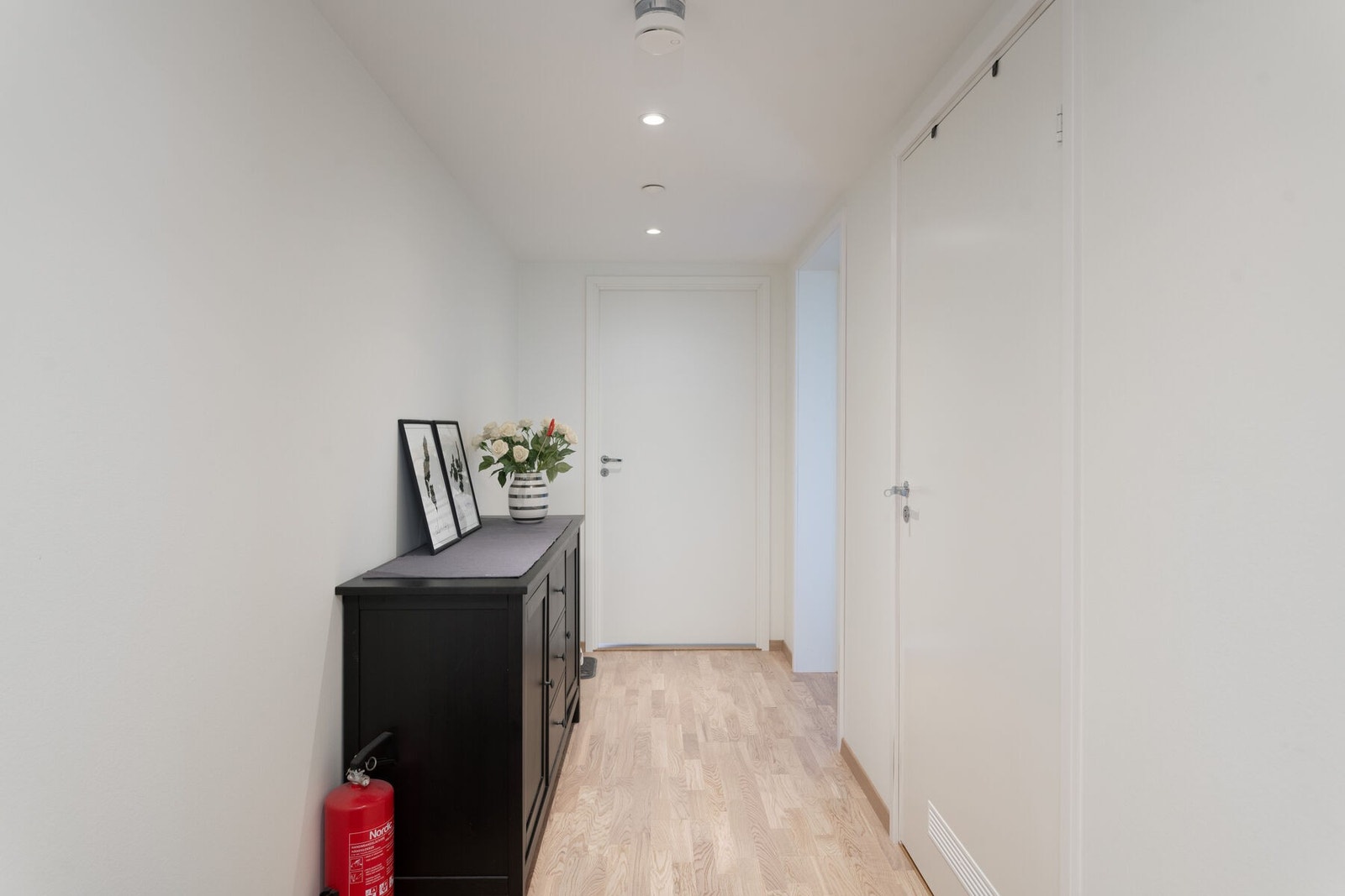 Gang som leder til leilighetens to soverom og bad/vaskerom. Galleribilde