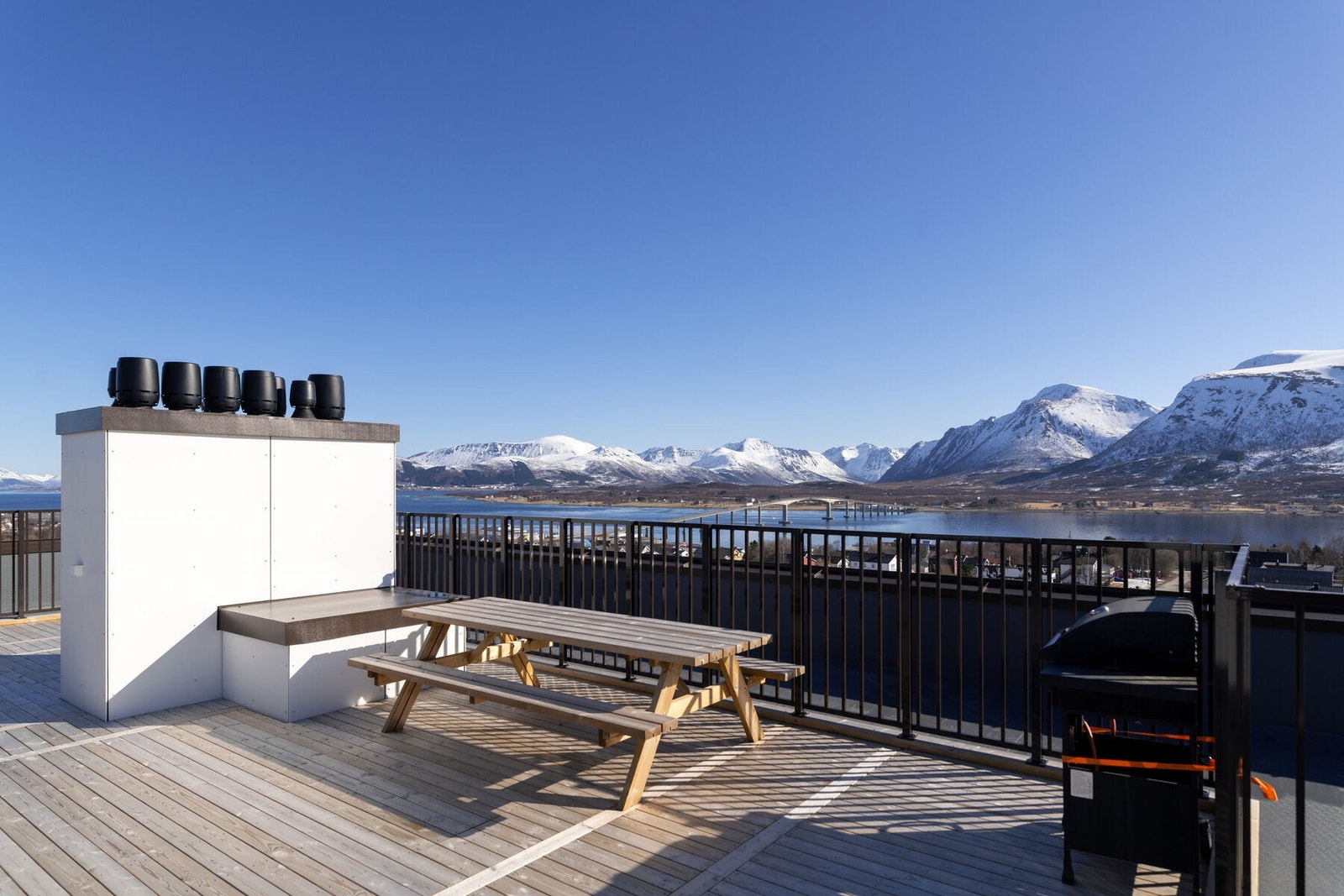 Det er flere sitteplasser på takterrassen. Galleribilde