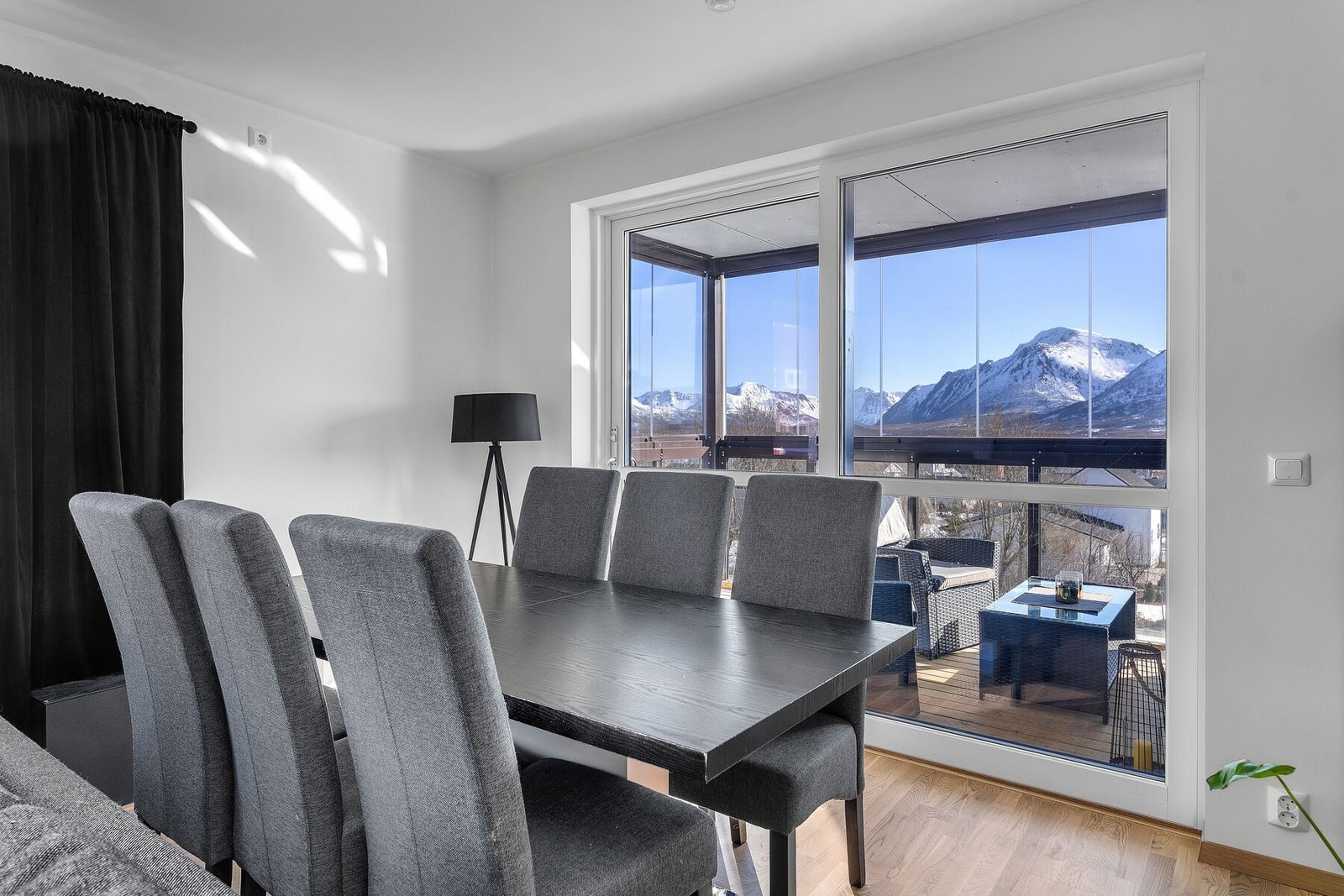 Fra stuen er det utgang til en innglasset balkong. Galleribilde