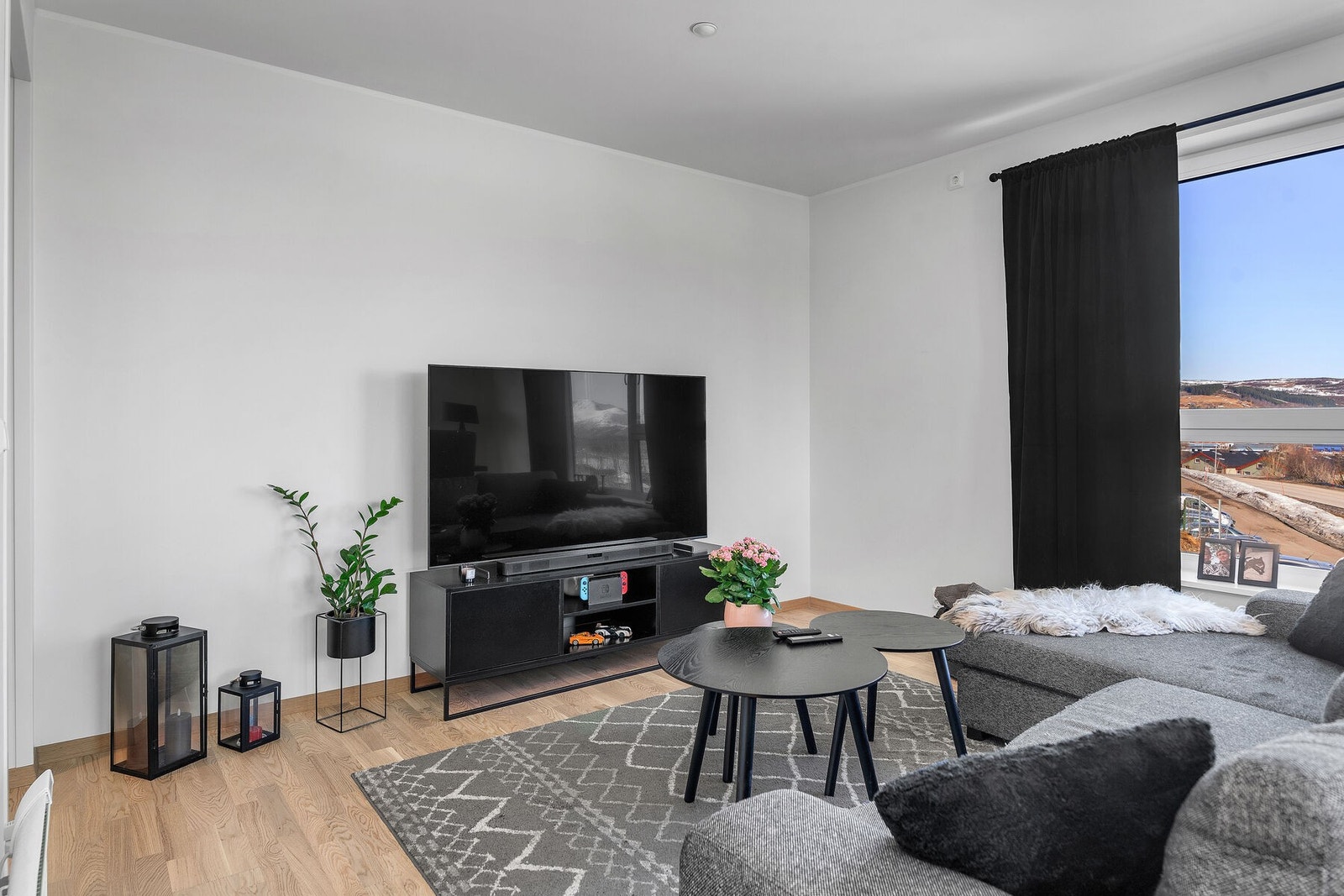 Fra gangen kommer du inn til en lys og trivelig stue. Tidløse overflater gjør leiligheten stilren, og enkel å møblere. Galleribilde