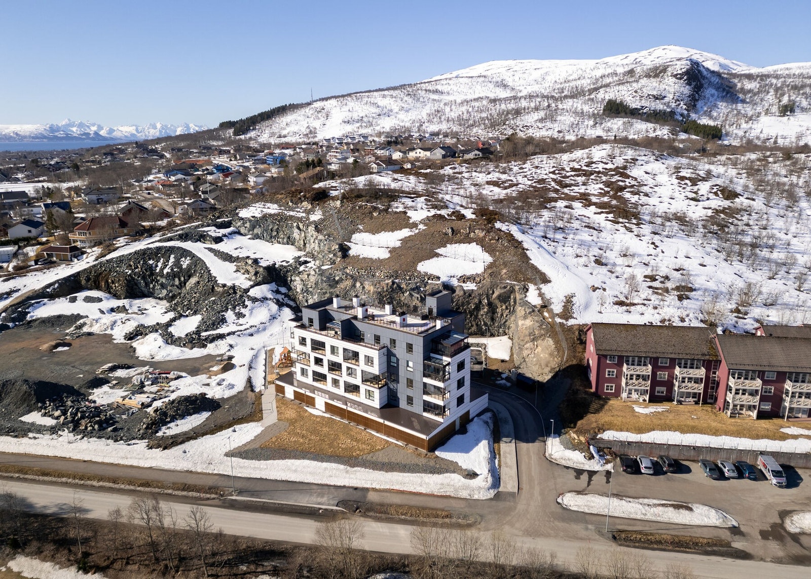 Sameiet har flott og sentrumsnær beliggenhet like vest for Sortland sentrum med gangavstand til det meste av byens fasiliteter. Galleribilde