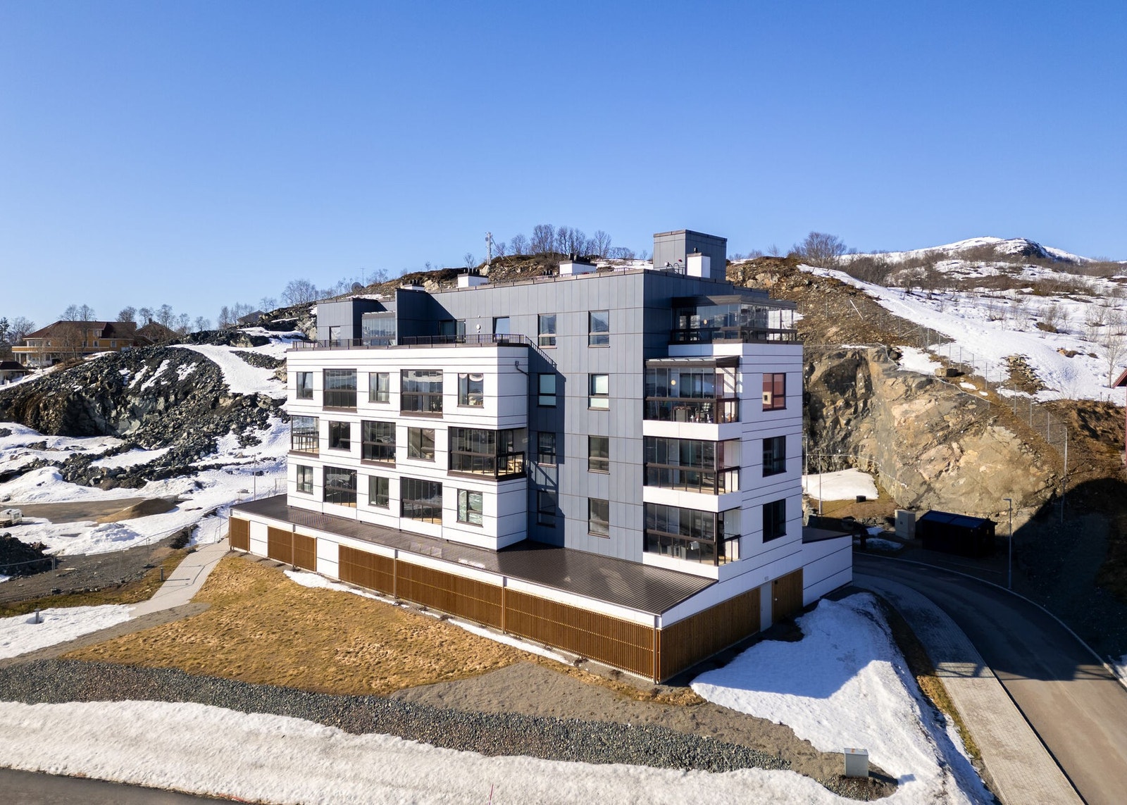 Velkommen til Vesterveien 10 - En ny og flott 3-roms selveierleilighet med sentral beliggenhet, innglasset balkong og parkeringsplass. Galleribilde