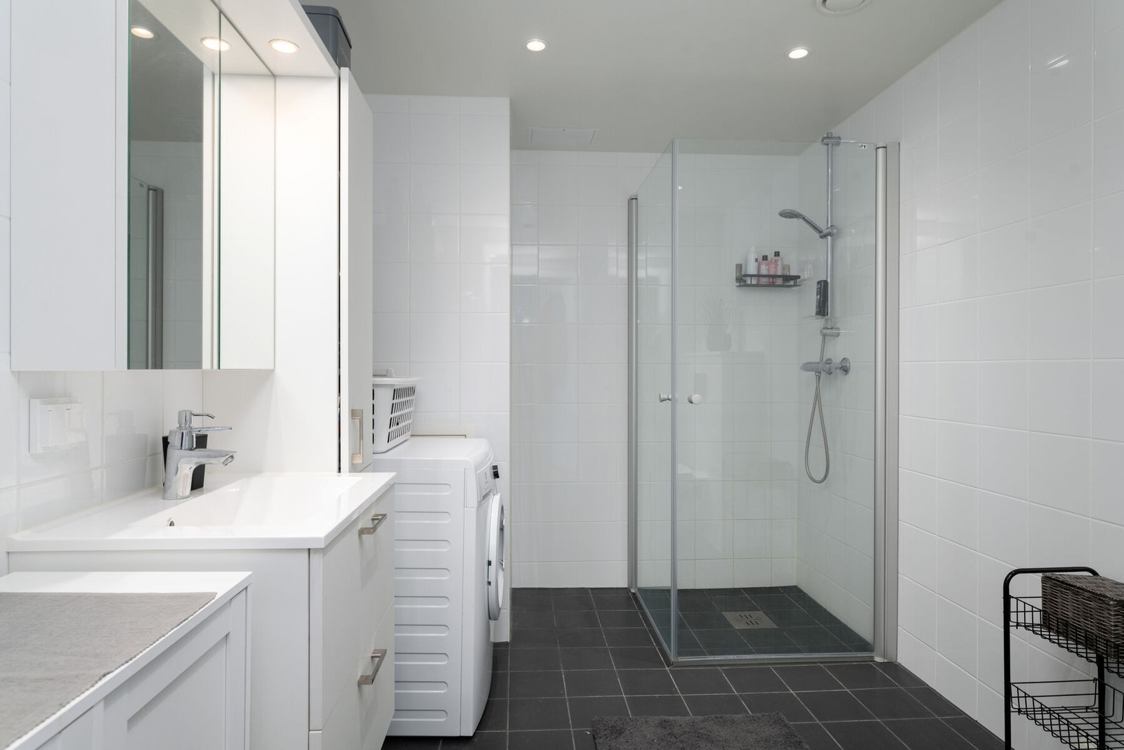 Moderne bad/vaskerom med varmekabler i gulvet og spotter i tak. Galleribilde