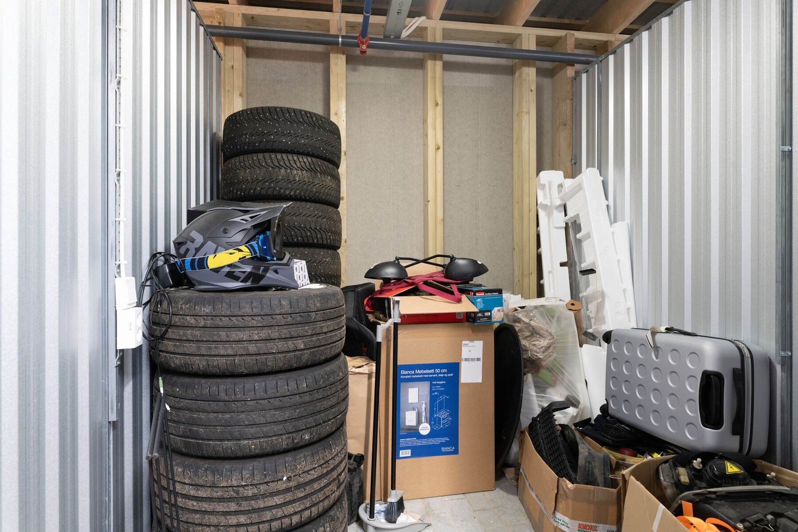 Sportsbod ved parkeringsplassen. Galleribilde