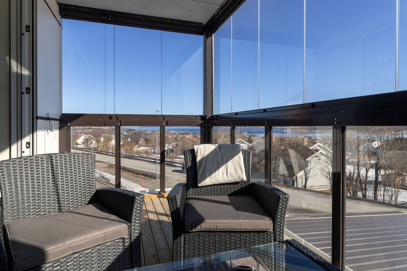 Innglasset balkong med åpningsbare glassfelt hvor du kan nyte sol og fine utsiktsforhold. Galleribilde