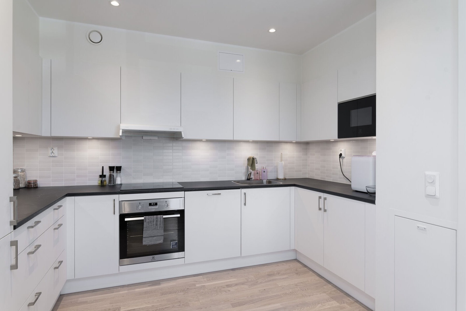 Kjøkkenet er godt utstyrt med integrert koketopp, stekeovn, mikro, oppvaskmaskin og kjøl/frys. Galleribilde