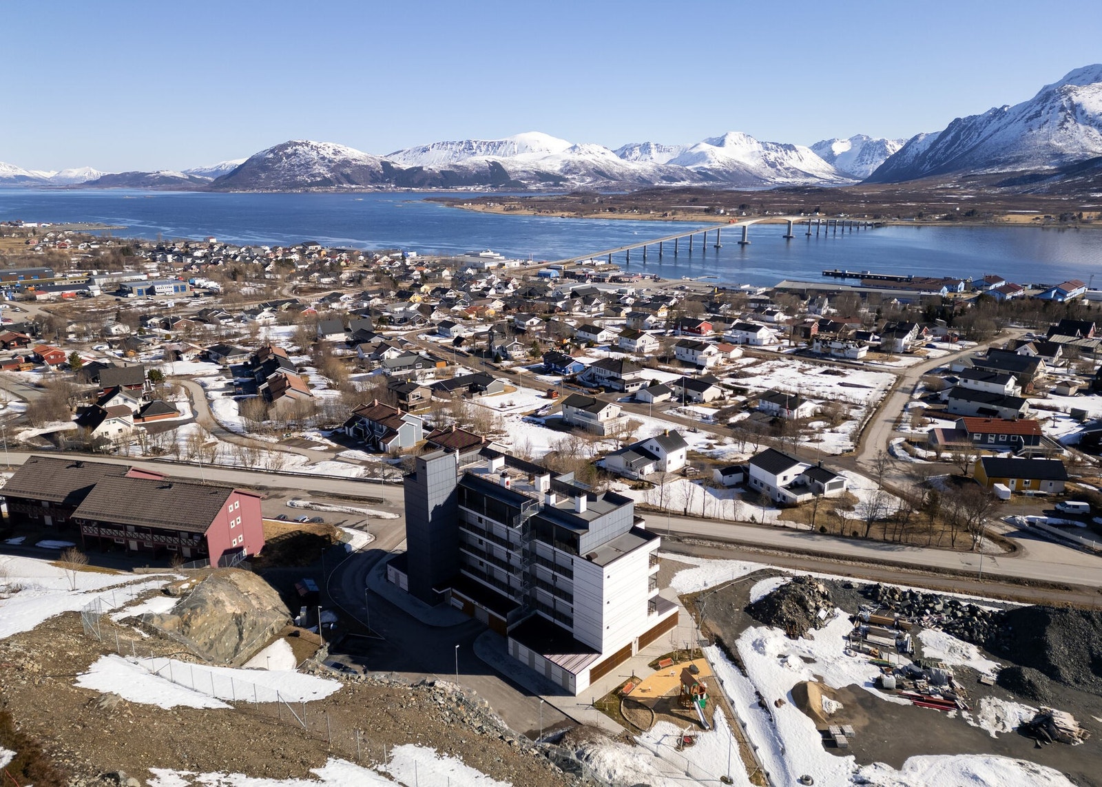Leiligheten fra 2023 ligger ca.1 km fra Sortland sentrum med kort avstand til det meste man skulle trenge. Galleribilde
