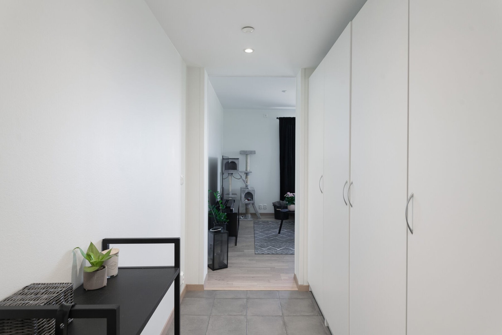 Gangen har fliser på gulv og gode løsninger for oppbevaring. Galleribilde