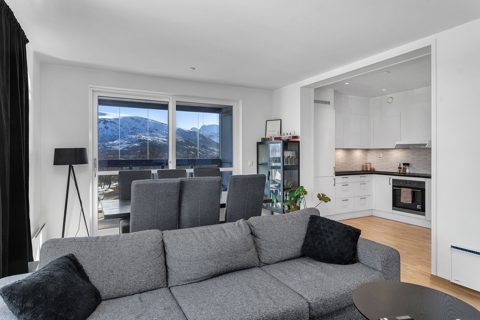 Den åpne løsningen mellom stue og kjøkken gir en god romfølelse. Galleribilde