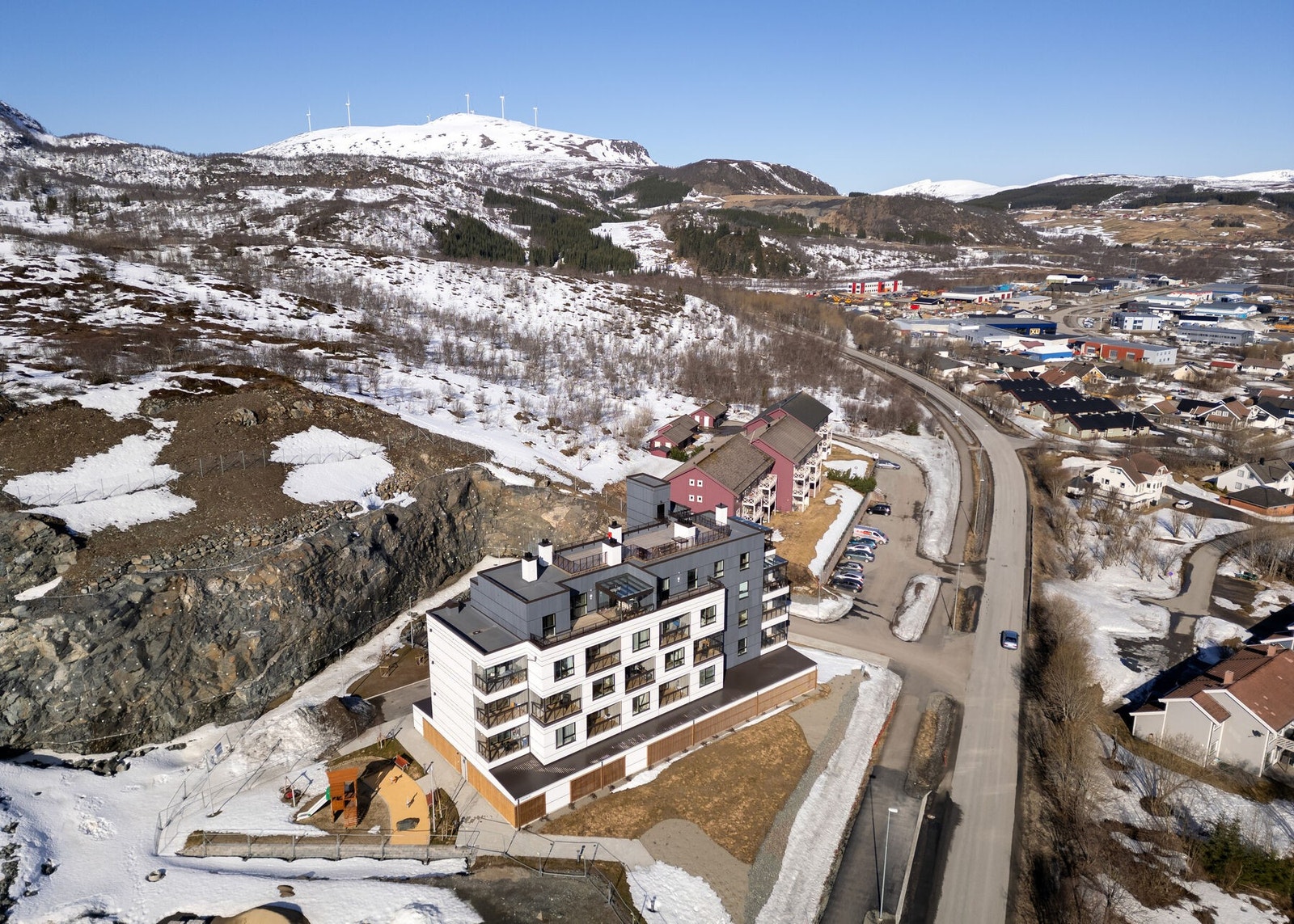Det er kort avstand til både barnehage, barne- og ungdomsskole og videregående skole. I tillegg er det flotte turområder like i nærheten. Galleribilde