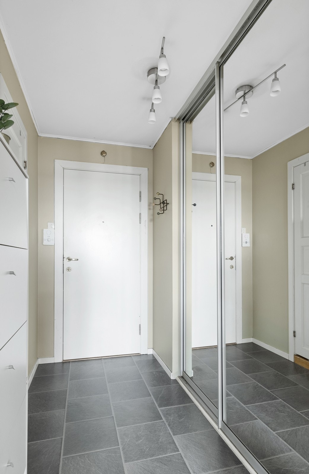 Entré med skyvedørsgarderobe Galleribilde