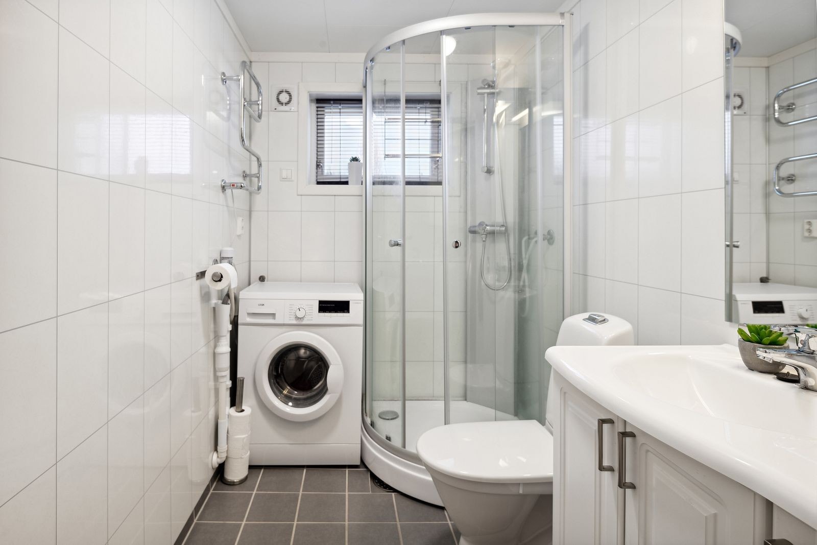 Moderne og flislagt bad med varmekabler i gulvet. Galleribilde