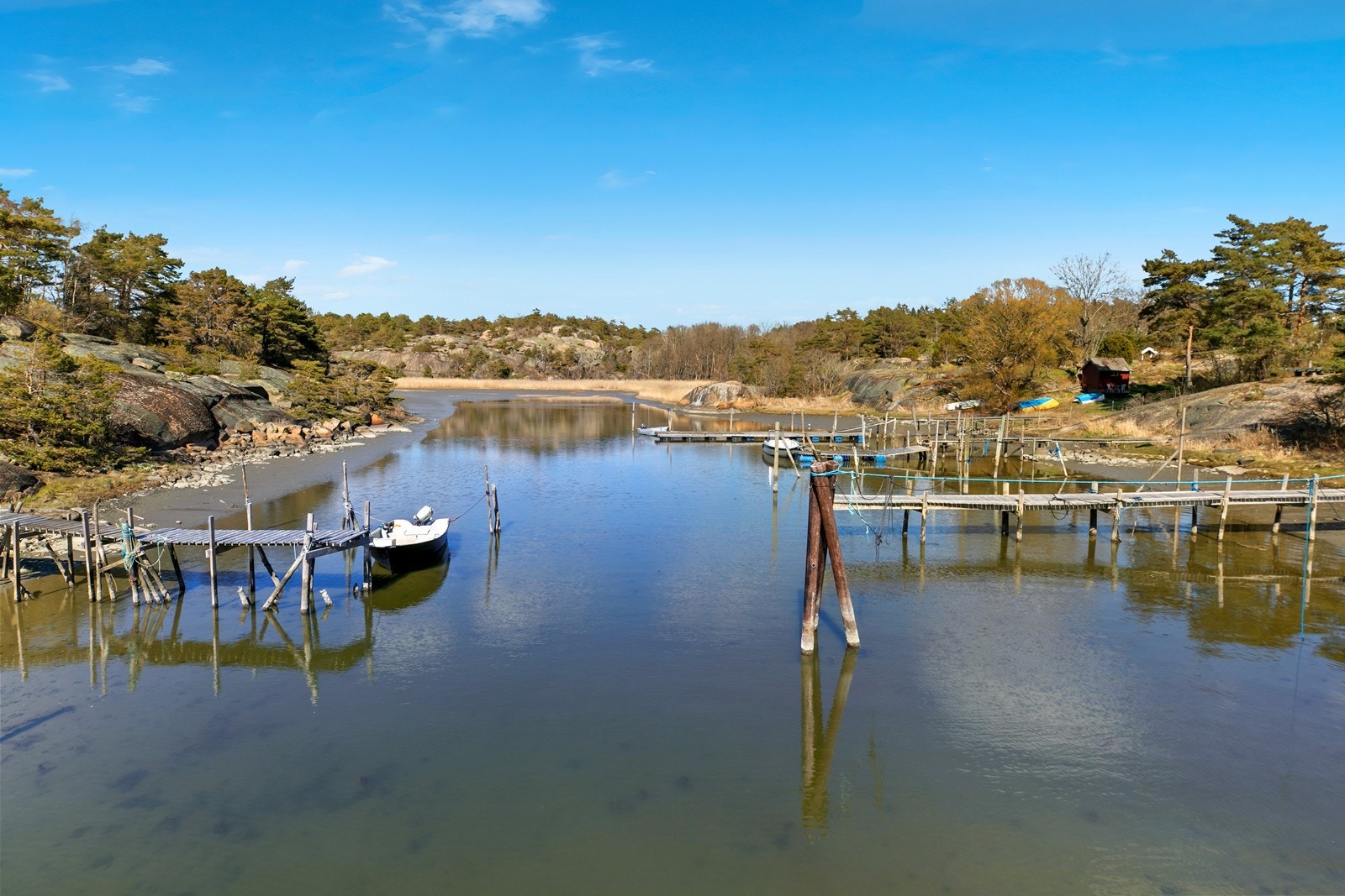 Båtplassen er på bryggen i midten til høyre. Man legger seg imellom to stolper som man knyter båten. Selger har hatt tidligere en 19 foter Galleribilde