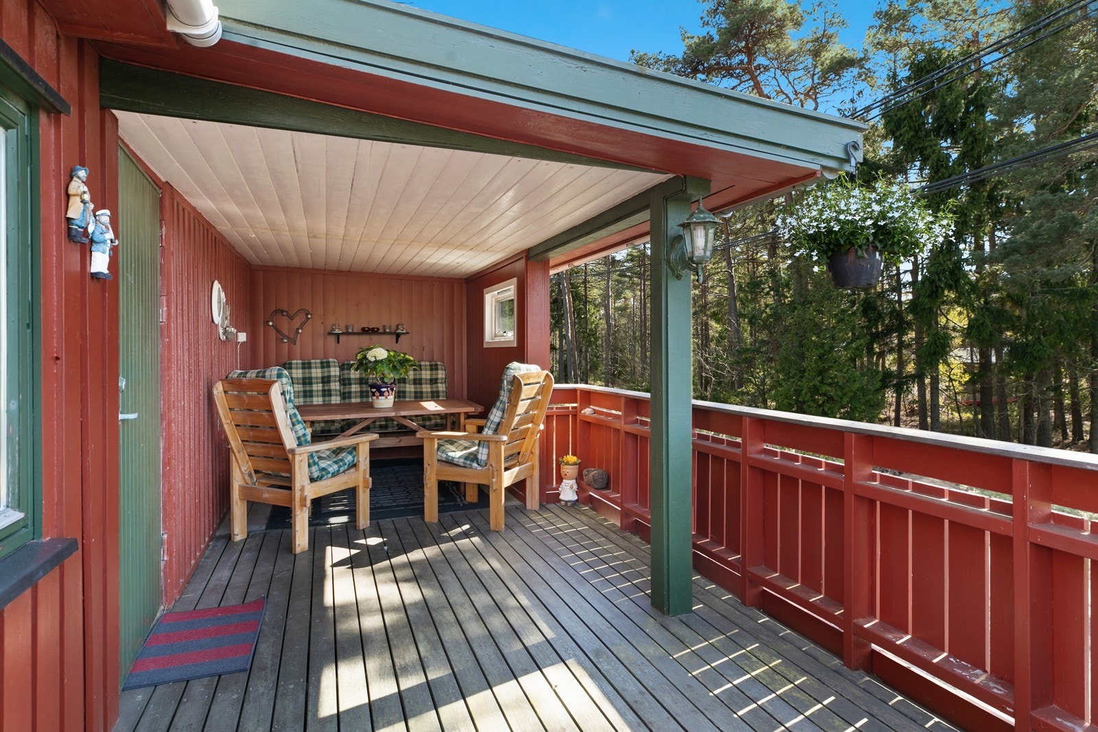 Delvis overbygget sørvendt terrasse Galleribilde