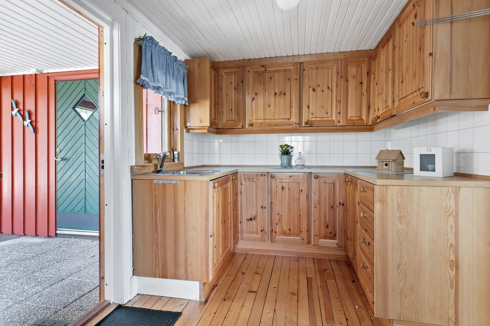 Kjøkkeninnredning med heltre profilerte fronter og laminat benkeplate Galleribilde