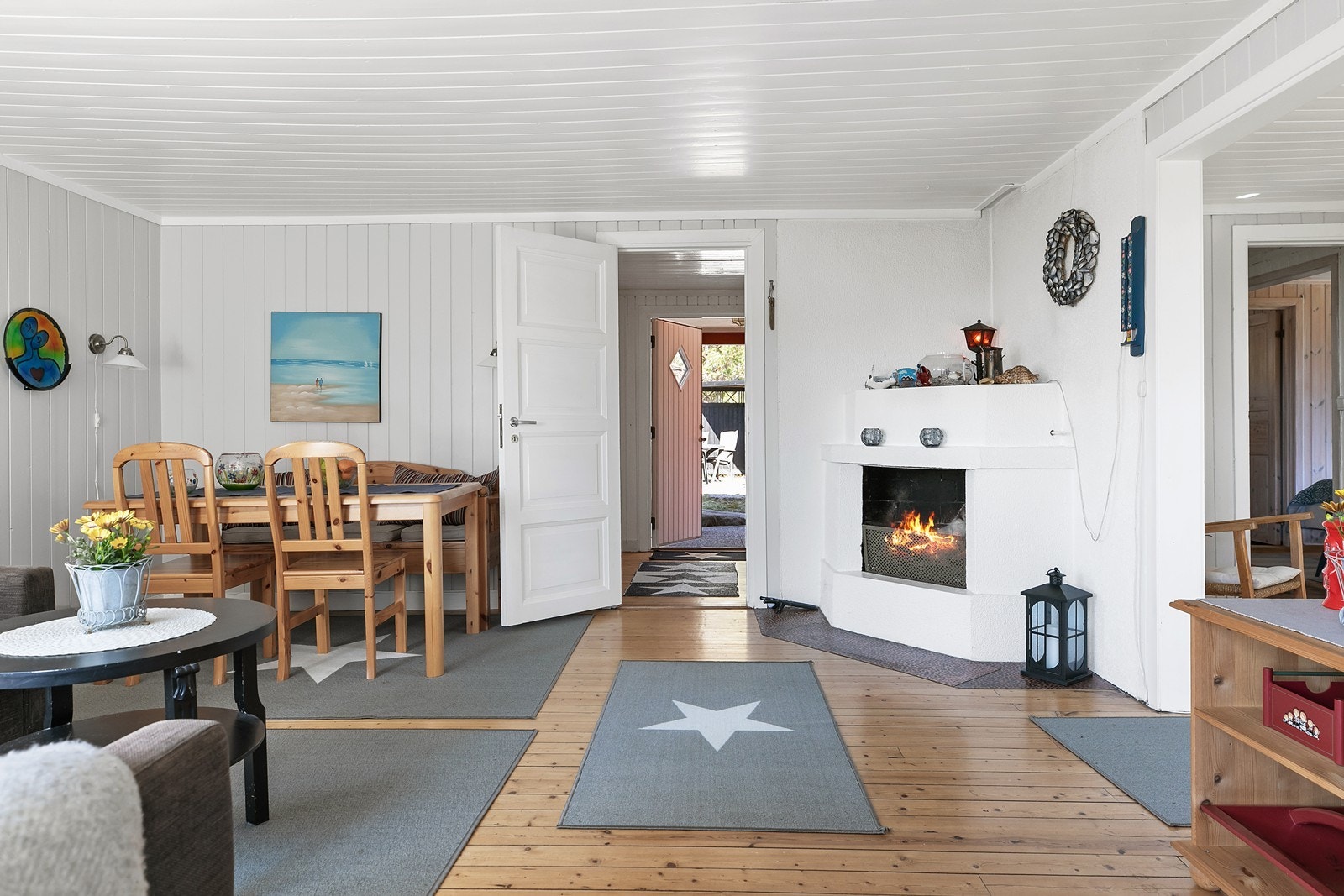 Lys og tiltalende hytte med kjøkken, stue, 3 soverom og bad Galleribilde