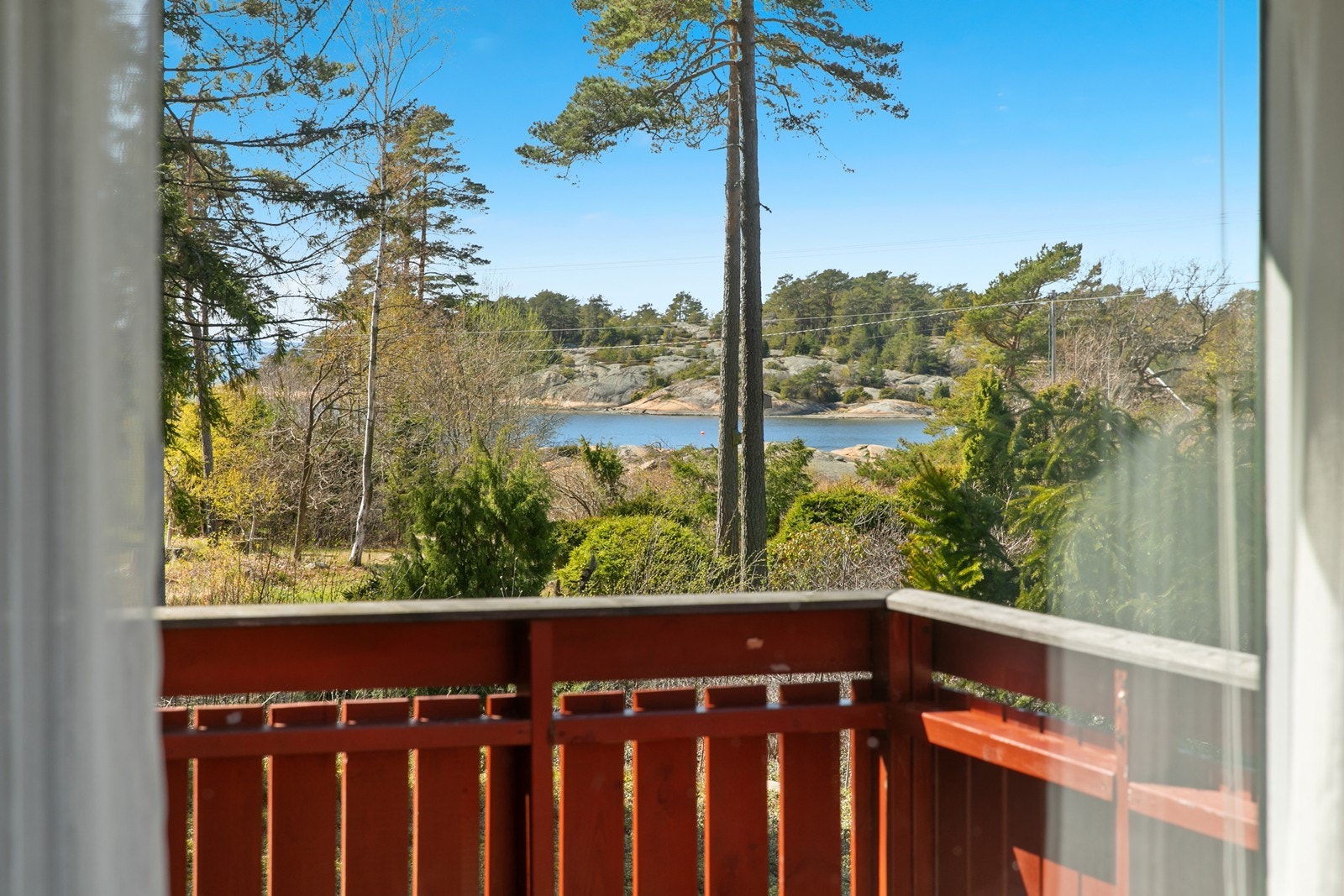 Fin utsikt mot sjøen. Det er ca. 300 meter ned til båtplassen. Her har selger hatt en 19 foter tidligere Galleribilde