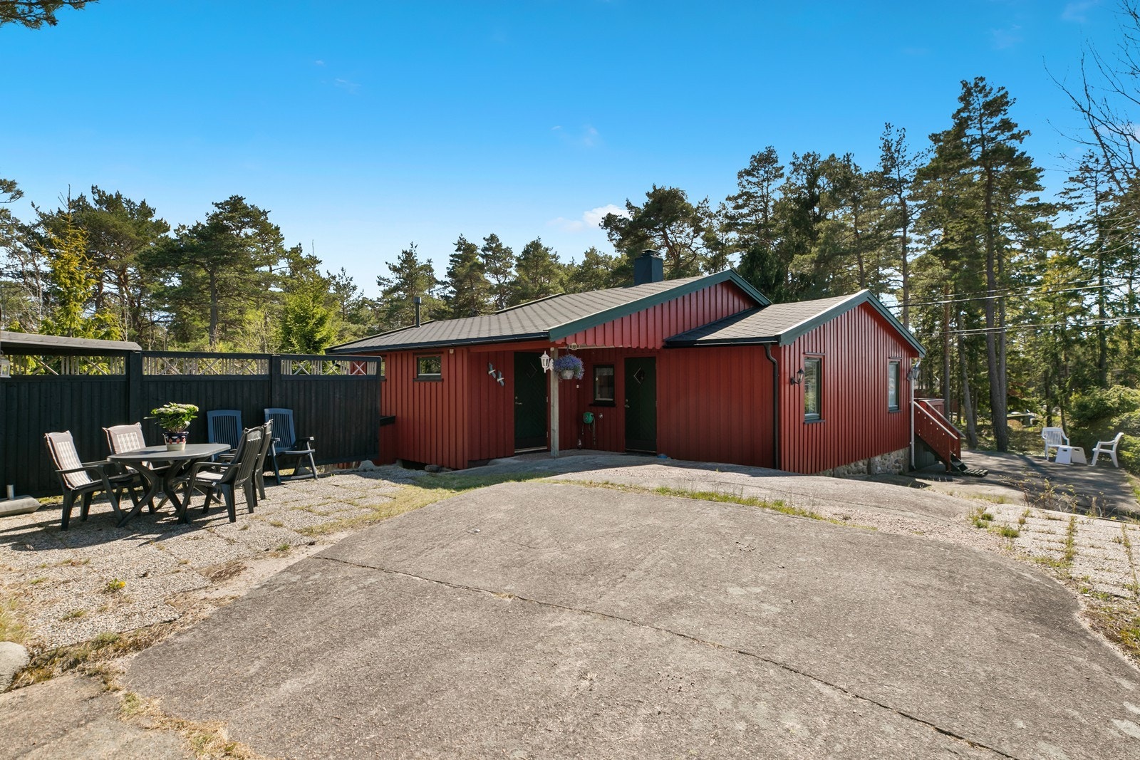 Eiendommen ligger i etablert område med naturtomt og gode solforhold.
Ca ett min. gange fra hytta til parkering og ca 7 km til Fredrikstad sentrum Galleribilde