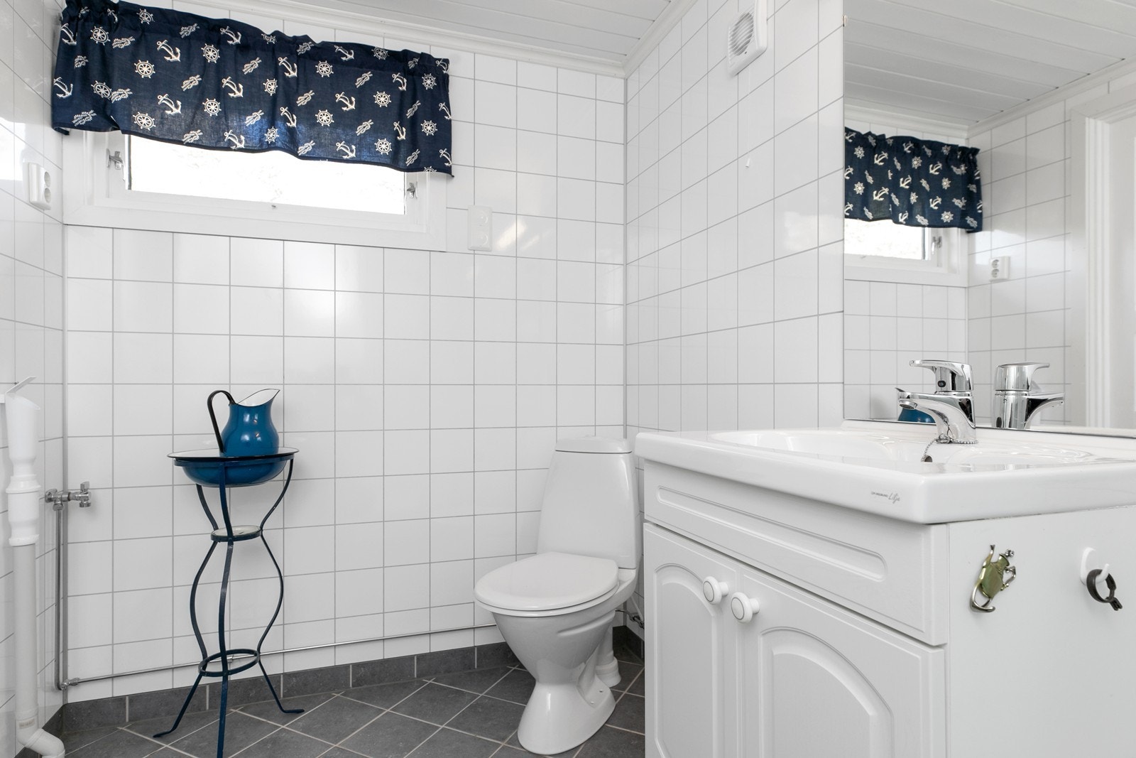 Badet er pusset opp i 2010. Det ble da lagt inn vann og avløp. Varmekabler i gulvet Galleribilde